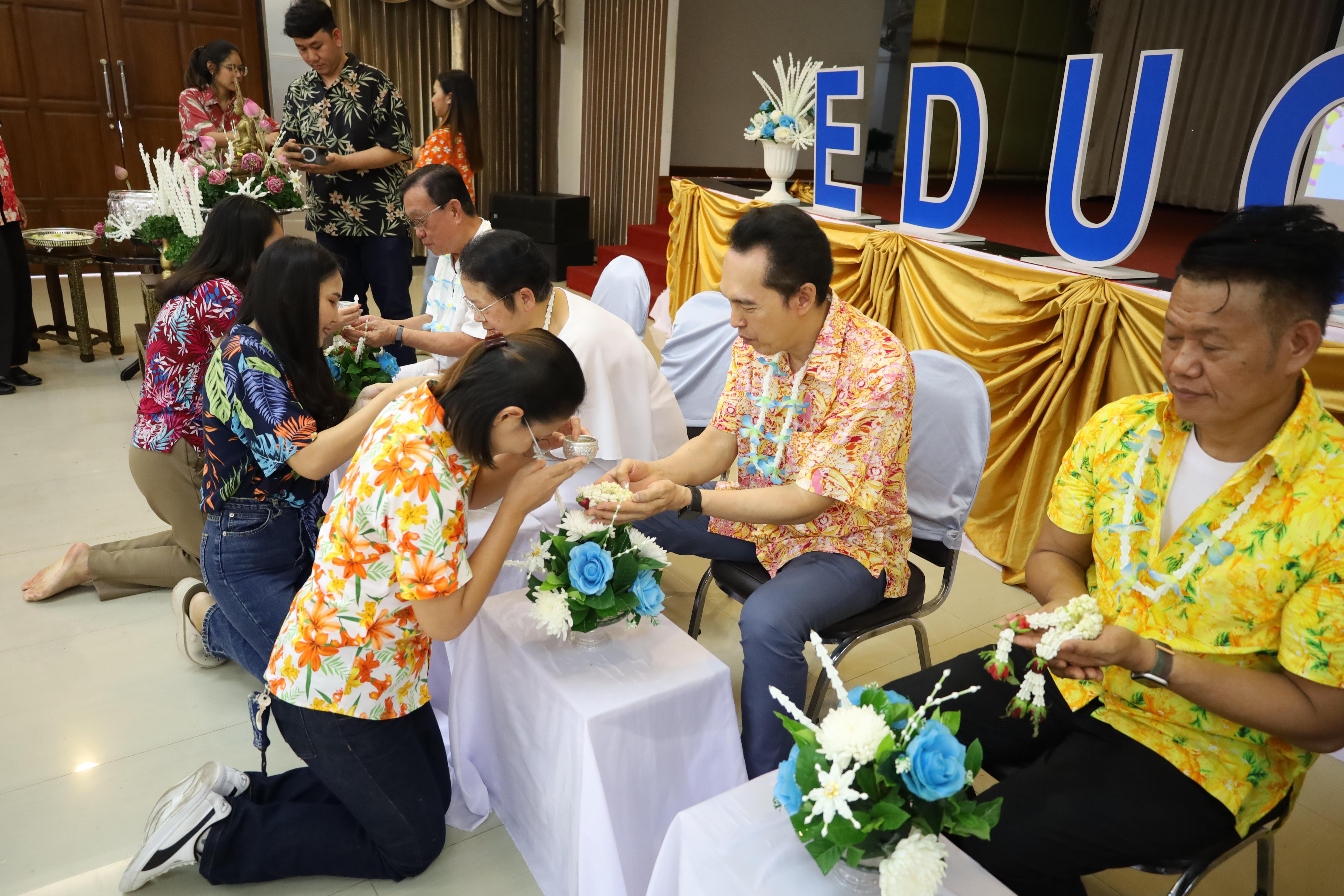 136. วันที่ 26 เมษายน 2568 สาขาการบริหารการศึกษา ได้จัดกิจกรรมรดน้ำดำหัวคณาจารย์ระดับบัณฑิตศึกษา ประจำสาขาการบริหารการศึกษา ณ ห้องประชุมครุร่มสัก 1 ชั้น 3 อาคารคณะครุศาสตร์